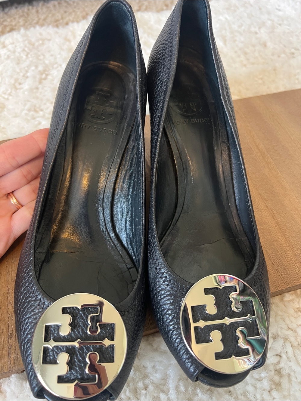 Tory Burch Sally Wedge Peep Toe 8m Black
Pebbled Leather Pump - Picture 6 of 6